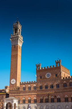 İtalya, Toskana 'daki Piazza del Campo Meydanı' ndaki Siena belediye binası.