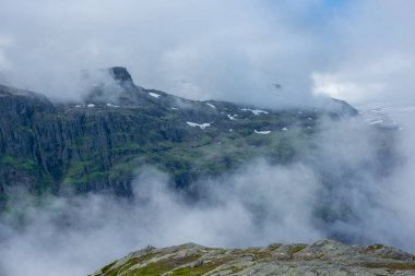 Norveç 'in Trolltunga dağlarında kasvetli sisli bir manzara