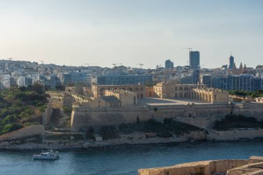 Gün batımında Gzira Kalesi, Malta
