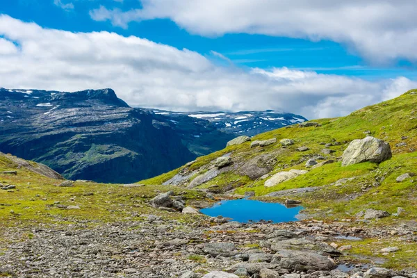 Hermosos Estanques Azules Ruta Senderismo Trolltunga Odda Noruega — Foto de Stock
