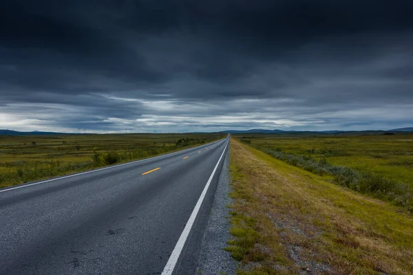 Paesaggio Epico Nuvoloso Autostrada Vuota Attraverso Tundra Della Norvegia — Foto Stock