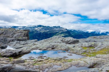 Norveç, Odda, Trolltunga 'da yürüyüş yolunda güzel mavi göletler