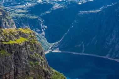 Norveç 'in Trolltunga dağlık bölgesinde Ringedalsvatnet Gölü' nün üzerinde inanılmaz bir uçurum var.