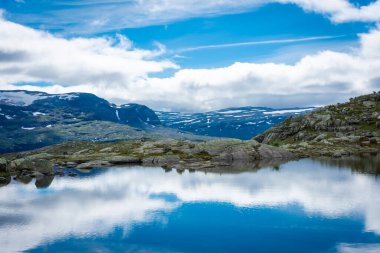 Norveç 'in Trolltunga dağlarındaki bir gölün üzerindeki inanılmaz yansıma.