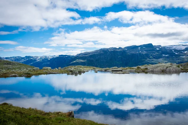 Increíble Reflexión Sobre Lago Las Montañas Trolltunga Caminata Noruega — Foto de Stock