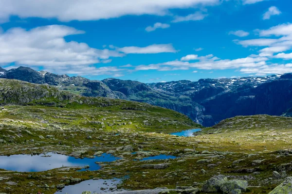 Bellissimi Stagni Blu Nel Sentiero Escursionistico Trolltunga Odda Norvegia — Foto Stock