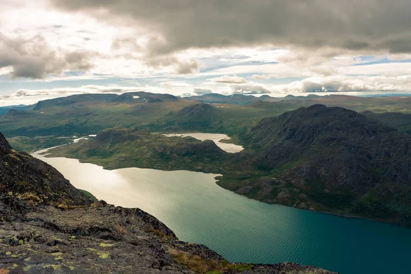 从挪威别斯根海脊俯瞰金德冰川湖的壮丽景色 — 图库照片