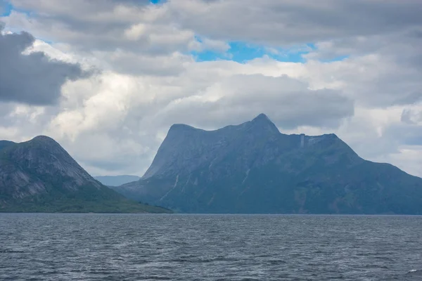 Denizden Norveç fiyordunun üzerinde güzel bir manzara.