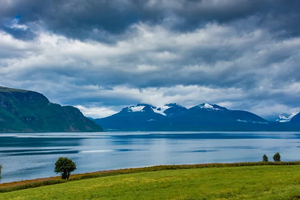 Cloudy Sky Над Фіордом Норвегії — стокове фото