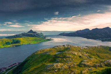 Altın saat boyunca Lofoten Adaları 'nın güzel manzarası Offersoy Dağı Yolu, Norveç