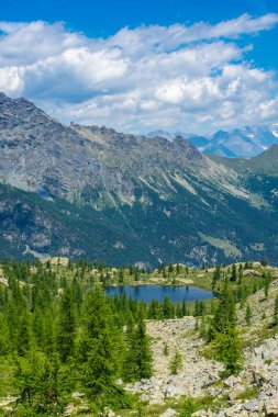 İtalya 'nın Aosta Vadisi' ndeki Avic Dağı 'nın güzel gölünde