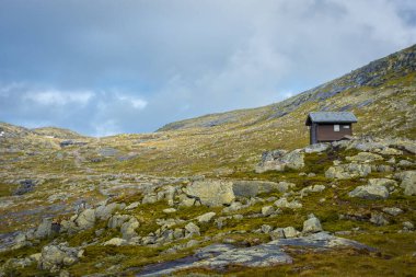 Norveç dağlarındaki ahşap kulübe, Trolltunga 'ya giden yolda karamsar bir manzara
