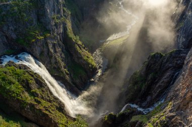 Voringfossen Şelaleleri, Norveç 'in oluşturduğu sisin içinden geçen inanılmaz güneş ışınları.