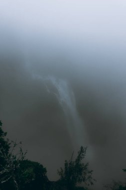 Norveç 'teki Voringfossen şelalesinin sisli manzarası