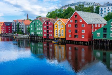 Norveç, Trondheim Kanalı 'nın renkli ahşap binalarının güzel manzarası