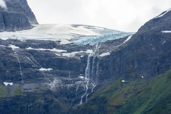 Вид Ледник Йостедален Тающий Над Озером Ловатнет Норвегия — стоковое фото