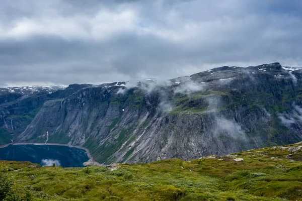 ノルウェーのトロルトゥンガハイキングコースの湖の美しい景色 — ストック写真