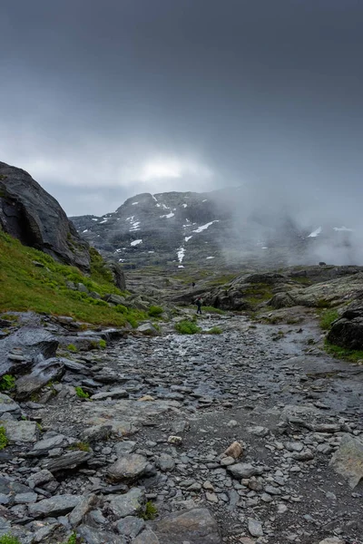 Trilha Montanha Para Caminhar Até Local Panorâmico Trolltunga Noruega — Fotografia de Stock