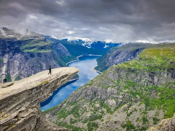 Escursionista Cima Punto Panoramico Trolltunga Norvegia — Foto Stock