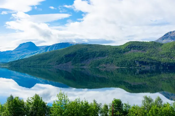 Αντανάκλαση Μια Όμορφη Λίμνη Στη Νορβηγία — Φωτογραφία Αρχείου