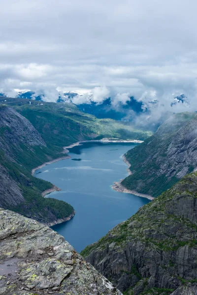 ノルウェー トロルトゥンガの景勝地から見たリンゲダルスヴァットネット湖の素晴らしい風景 ストックフォト