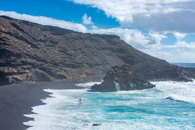 İspanya 'nın Lanzarote kentindeki El Golfo volkanik plajının manzarası