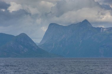 Denizden Norveç fiyordunun üzerinde güzel bir manzara.