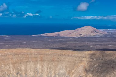 Caldera Blanca volkanının büyük krateri, Lanzarote, Kanarya Adaları, İspanya