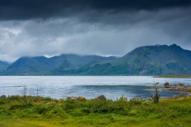 Norveç 'in Lofoten Adaları' nın ana şehri Svolvaer etrafındaki fiyordun manzarası