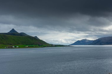Norveç 'in Lofoten Adaları' nın ana şehri Svolvaer etrafındaki fiyordun manzarası