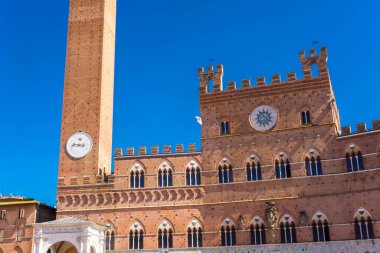 İtalya, Toskana 'daki Piazza del Campo Meydanı' ndaki Siena belediye binası.