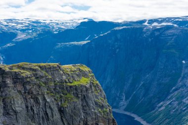 Norveç 'in Trolltunga dağlık bölgesinde Ringedalsvatnet Gölü' nün üzerinde inanılmaz bir uçurum var.