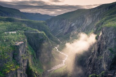 Norveç 'teki Voringfossen şelalesinin üzerinde inanılmaz bir gün batımı.