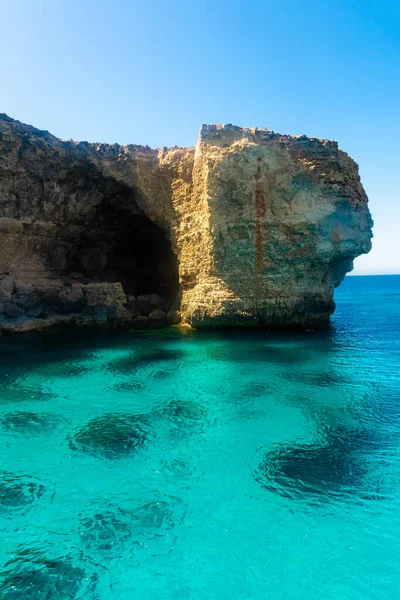 Krystalicznie Czysta Woda Pod Klifami Malty — Zdjęcie stockowe