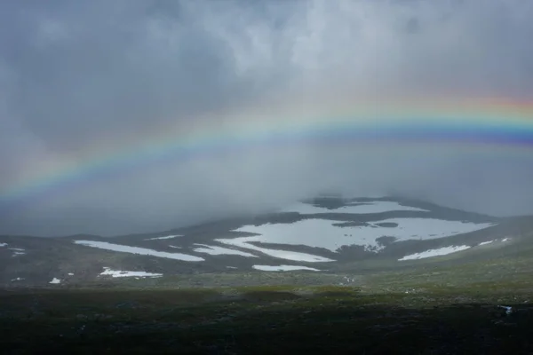 Incredibile Arcobaleno Nel Cielo Nuvoloso Sul Paesaggio Della Tundra Sulla — Foto Stock