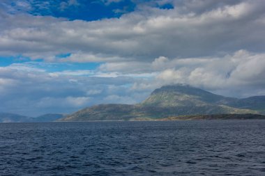 Denizden Norveç fiyordunun üzerinde güzel bir manzara.