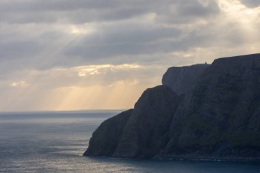 Kuzey Burnu 'nun ve Kuzey Buz Denizi' nin üzerinde güzel güneş ışınları var.