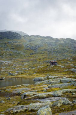Norveç dağlarındaki ahşap kulübe, Trolltunga 'ya giden yolda karamsar bir manzara