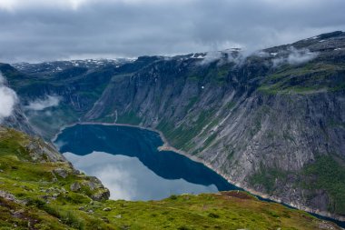 Norveç, Trolltunga yürüyüş parkurundaki güzel göl manzarası