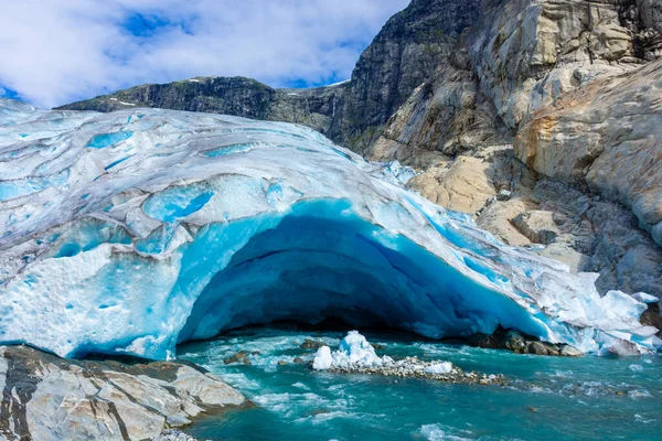 ノルウェー ヨステダレン国立公園のナイガードブレーン氷河 美しい青い融解氷河 — ストック写真