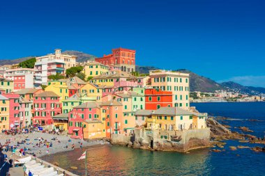 Deniz kenarındaki renkli Boccadasse kasabası, Cenova, Liguria, 1 Nisan 2023