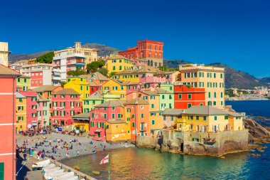 Deniz kenarındaki renkli Boccadasse kasabası, Cenova, Liguria, 1 Nisan 2023