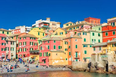 Deniz kenarındaki renkli Boccadasse kasabası, Cenova, Liguria, 1 Nisan 2023