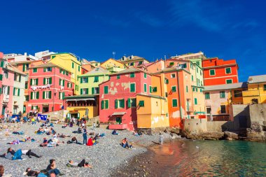 Deniz kenarındaki renkli Boccadasse kasabası, Cenova, Liguria, 1 Nisan 2023
