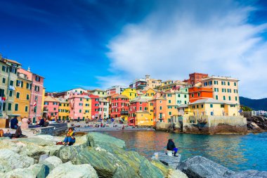Deniz kenarındaki renkli Boccadasse kasabası, Cenova, Liguria, 1 Nisan 2023