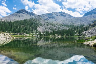 Avic Gölü 'nün yansıması, Aosta Vadisi, İtalya
