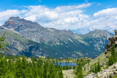 İtalya 'nın Aosta Vadisi' ndeki Avic Dağı 'nın güzel gölünde