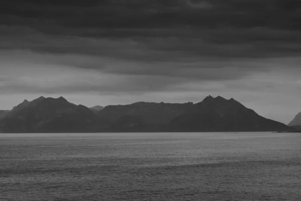 Paisagem Preto Branco Das Ilhas Vesteralen Partir Mar Noruega — Fotografia de Stock
