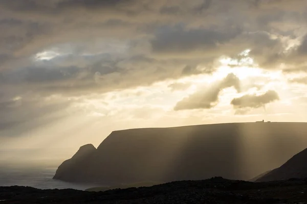 Schöne Sonnenstrahlen Über Der Nordkap Klippe Und Dem Arktischen Ozean — Stockfoto
