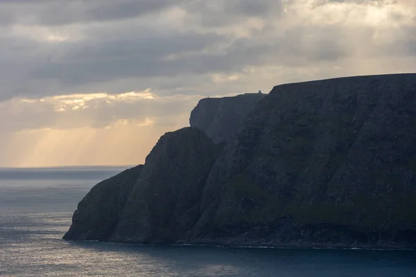 美丽的阳光照射在北开普悬崖和挪威北冰洋 — 图库照片